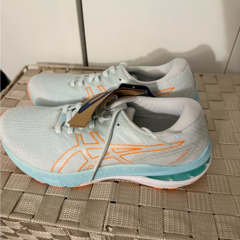 ASICS Women's GT 2000’s - Picture 3 of 4